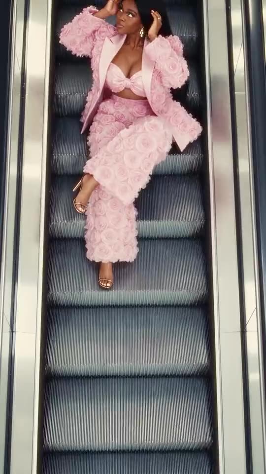 Escalator Outfit Change AI: A New Look With Every Ride Tutorial — RemixMeme Guide
